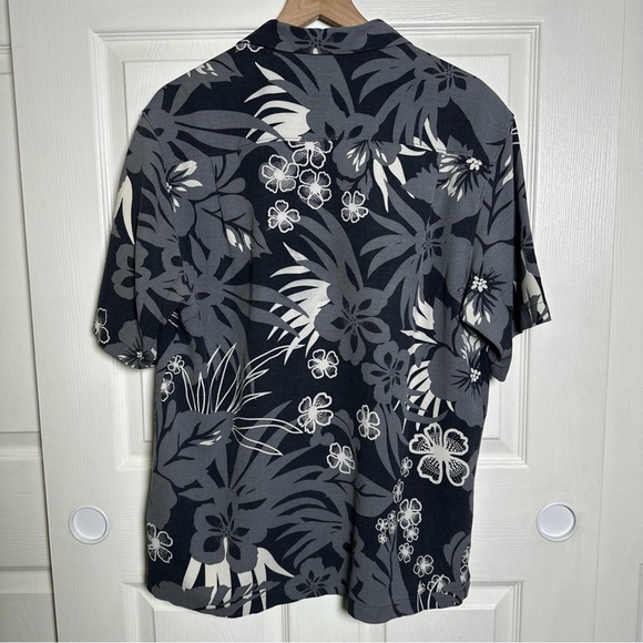 Tommy Bahama Men's Medium 100% Silk Button Down Hawaiian Shirt Floral Black Gray - Picture 3 of 12